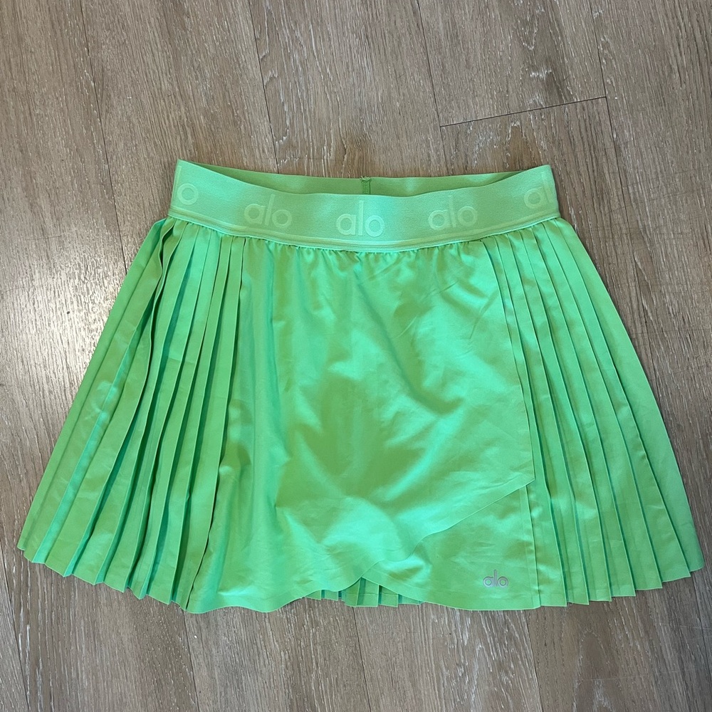 Alo Aces Tennis Skirt - Green
Apple size medium - Picture 2 of 6